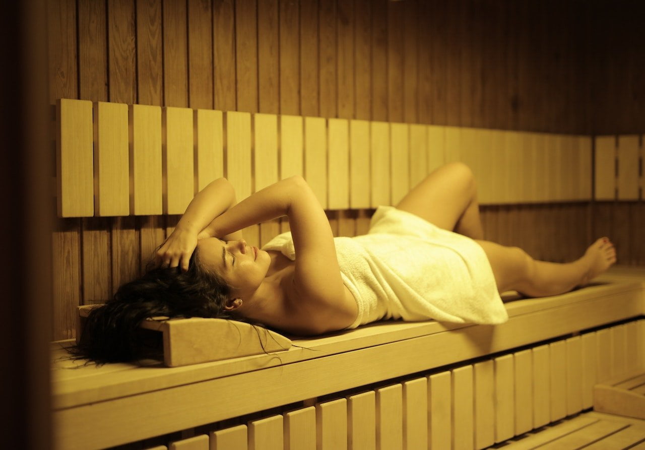 3 Benefits of Going Nude in the Sauna